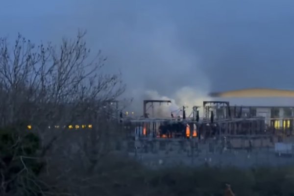 [Incêndio fecha maior aeroporto da Europa, afeta ao menos 1.350 voos e gera caos aéreo]