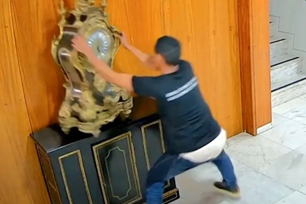 [PF prende homem que destruiu relógio histórico nos atos de 8 de janeiro ]