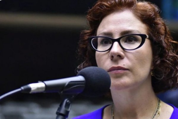 [Foragida na Itália, Carla Zambelli faz críticas ao STF e comenta política nacional mesmo após ter contas principais desativadas por determinação de Moraes]