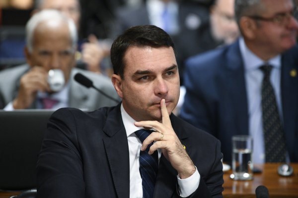 [Flávio Bolsonaro afirma que nova decisão de Moraes é 'humilhação' para esposa e filha do pai]