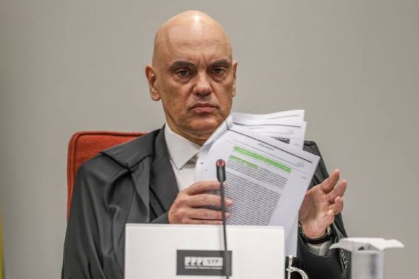 [Moraes determina monitoramento na área externa da casa de Bolsonaro]