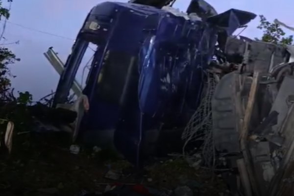 [Vídeo: Caminhão capota e cai no rio Tietê, em São Paulo]