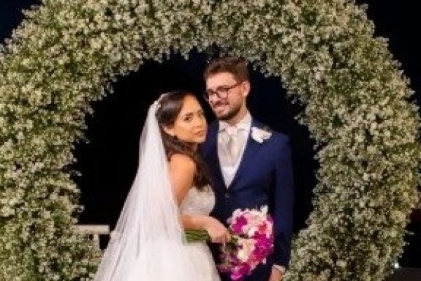 [Noiva homenageia o pai falecido bordando o escudo do Bahia no véu do vestido!     ]