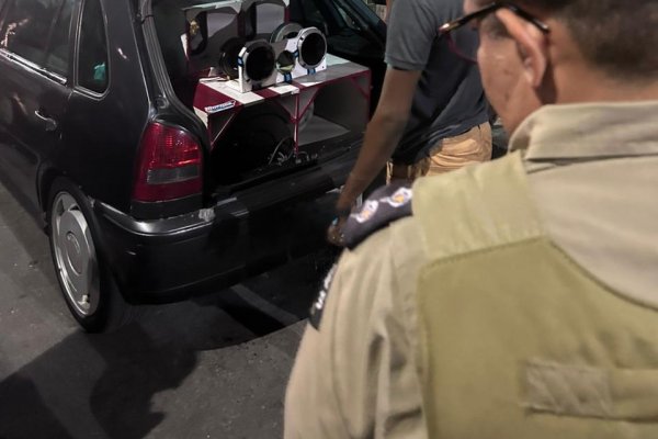 [Polícia apreende quatro veículos e caixas de som em Salvador]