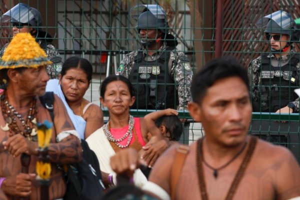 [Vídeo: indígenas voltam a protestar e bloqueiam entrada da COP 30 em Belém]