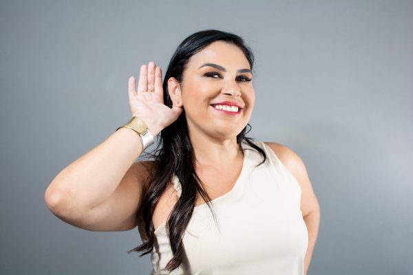 [Audição em risco: especialistas alertam para sintomas silenciosos no Novembro Laranja! ]