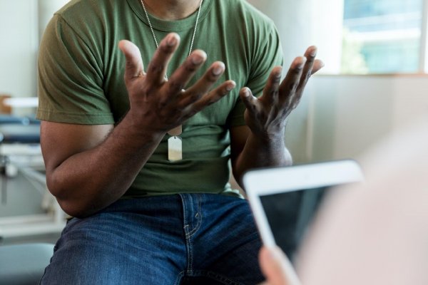 [Falta de identificação com psicólogos brancos leva pessoas negras a procurar profissionais também negros]