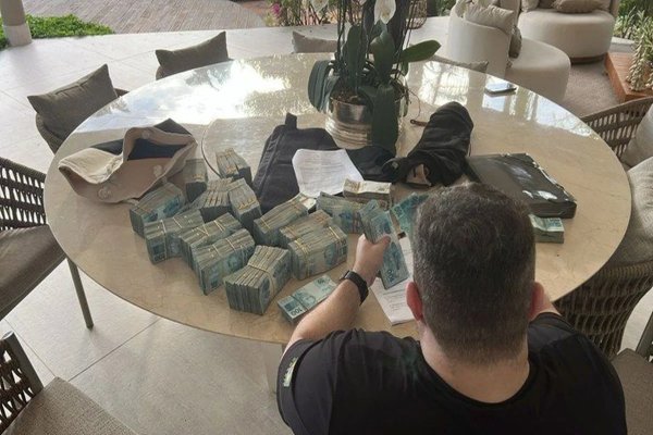 [PF localiza pilhas de dinheiro na residência de ex-sócio de Vorcaro em São Paulo]