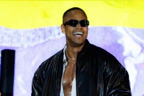 [Leo Santana celebra 20 anos de carreira com show gratuito em Salvador]