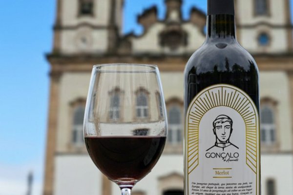 [Chega ao mercado, dois vinhos exclusivos, lançados pelo Santuário do Senhor do Bonfim, com temática sobre fé e tradição baiana!  ]
