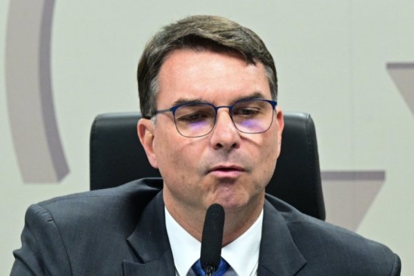 [Flávio responsabiliza Moraes por possível agravamento na saúde de Bolsonaro durante a prisão]