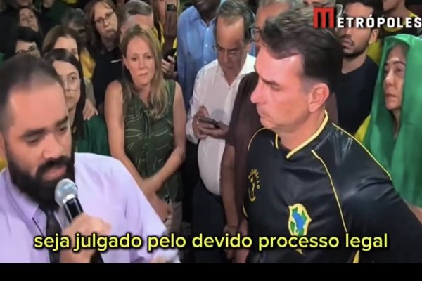 [Vídeo: homem discursa contra Bolsonaro em vigília após prisão e é agredido]