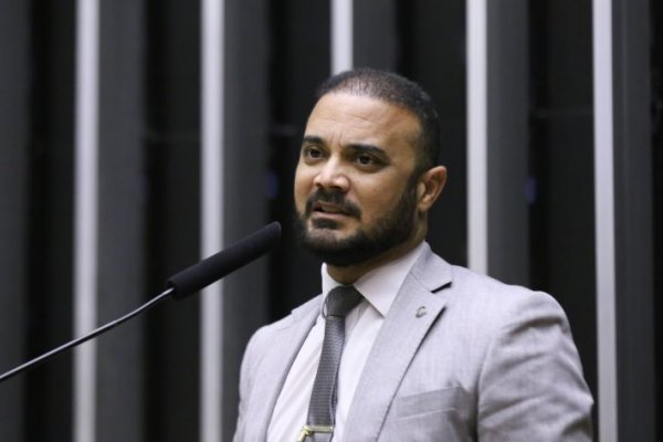 [Após morte de criança em Manaus, deputado questiona qualidade de 'médicos formados pelo MST']