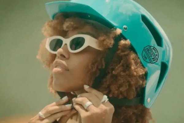 [Semob distribui 50 capacetes para pessoas com penteados afro em Salvador]