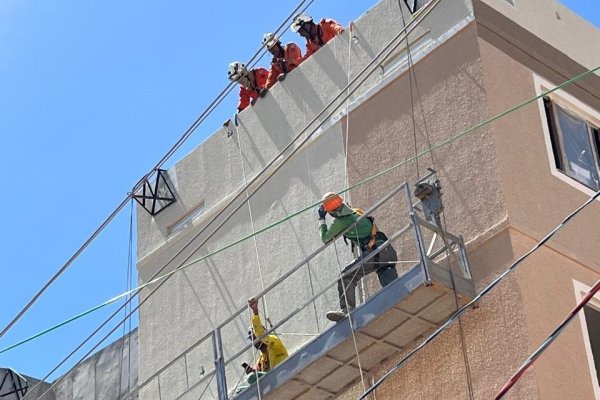 [Corpo de Bombeiros resgatam trabalhadores presos em altura de 12 metros]