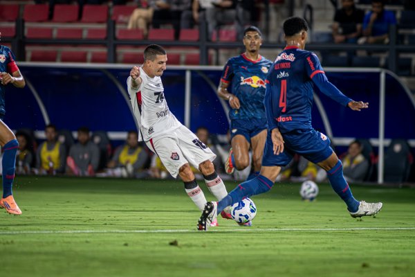 [Vitória é goleado pelo Bragantino e volta pra zona de rebaixamento faltando uma rodada para fim do Brasileirão]