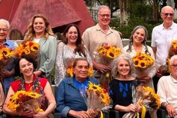 [Artistas que marcaram a teledramaturgia brasileira são homenageados na Calçada da Fama da TV Globo!]
