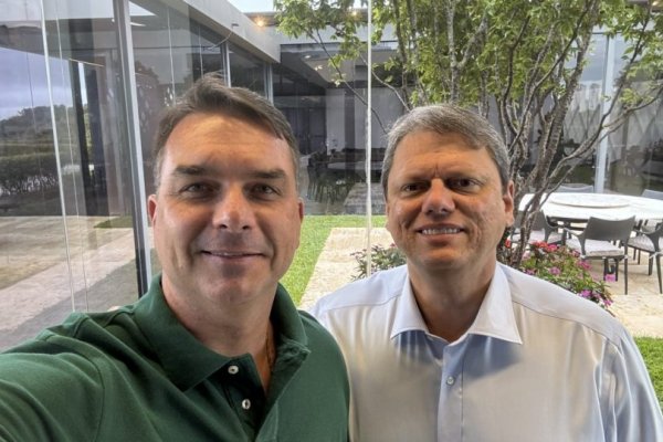 [Antes do anúncio oficial, Flávio Bolsonaro avisou a Tarcísio que foi o escolhido do pai para o Planalto]
