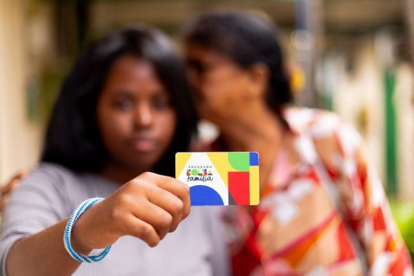 [7 em cada 10 adolescentes beneficiários do Bolsa Família em 2014 deixaram o programa até 2025, diz estudo]