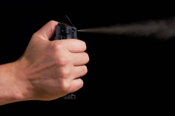 [Grupo de homens é acusado de atacar passageiros com spray de pimenta em aeroporto no Reino Unido]