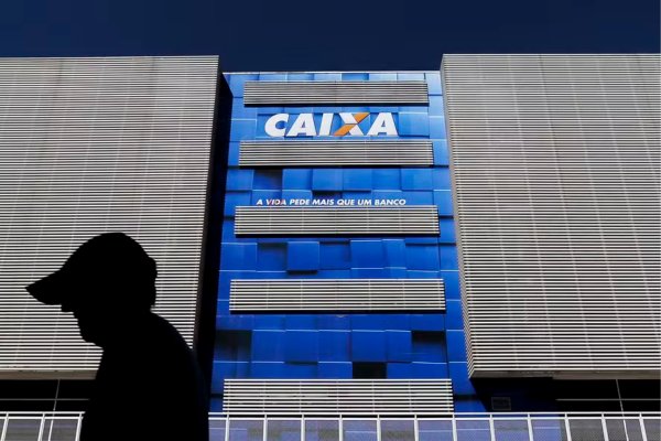 [ Ex-gerentes que se opuseram a transação com Banco Master processam a Caixa após perderem cargos]