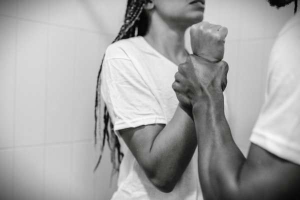 [Homem é preso por incendiar a própria esposa em loja no extremo sul da Bahia ]