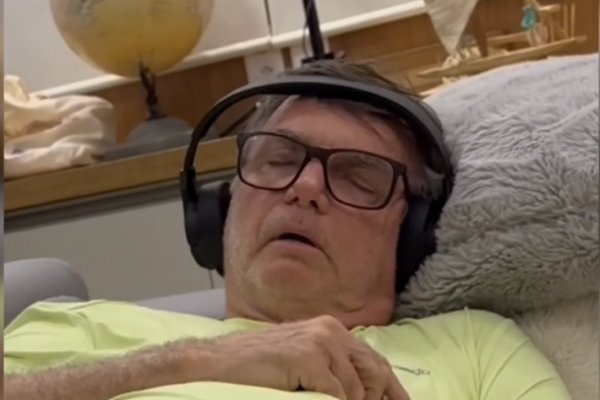[Vídeo: Carlos Bolsonaro divulga momento do pai em crise de soluço enquanto dorme e apela: 'ele pode morrer']