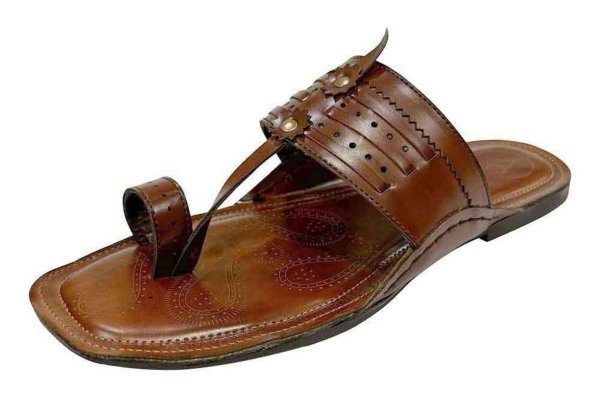 [Após críticas, Prada anuncia parceria com artesãos indianos para produzir sandália inspirada em modelo tradicional]