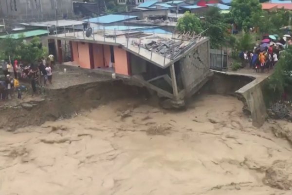 [Inundações e deslizamentos deixam mais de mil mortos na Indonésia]