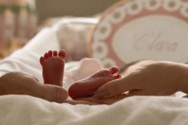 [Camila Queiroz e Klebber Toledo anunciam chegada da primeira filha! ]