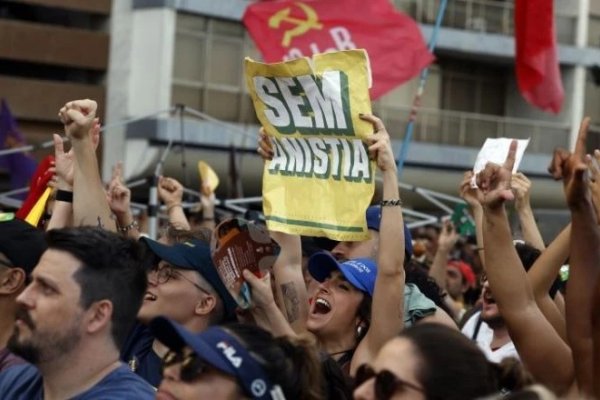 [Atos em todo o país protestam contra o PL da Dosimetria neste domingo]