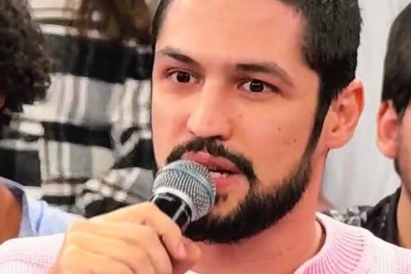 [Gabriel Leone usa casaco no Altas Horas que custa mais de 31 mil reais.]