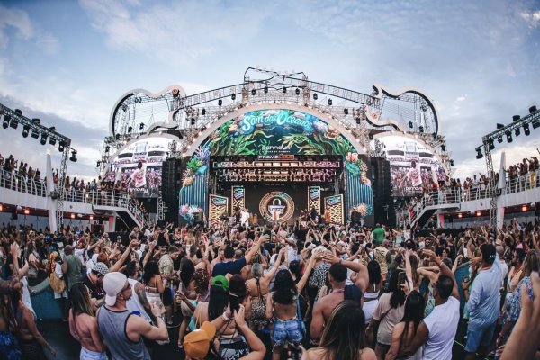 [Belo em Alto Mar: Um navio, grandes vozes e o pagode como protagonista! ]