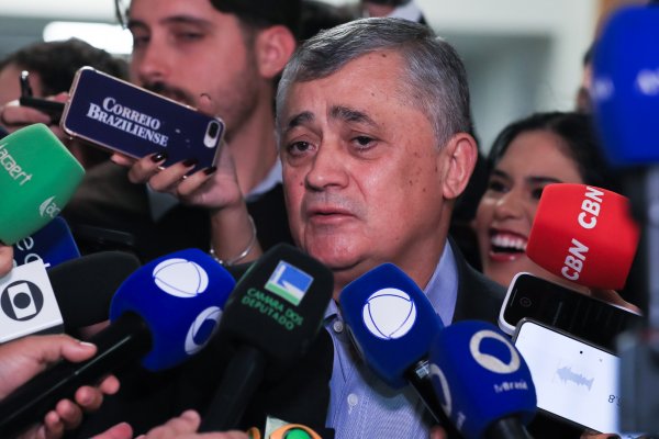 [Líder do governo diz que partidos com ministérios devem se mancar e ajudar Lula em votações]