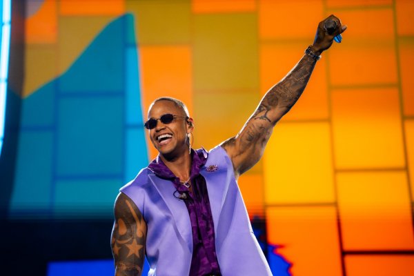 [Léo Santana lança “Marquinha de Fitinha” e dá início às comemorações de 20 anos de carreira! ]