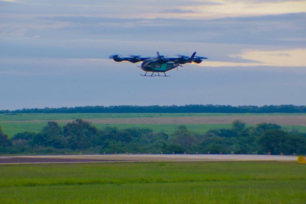 [Primeiro voo teste de carro voador brasileiro é realizado no interior de São Paulo]