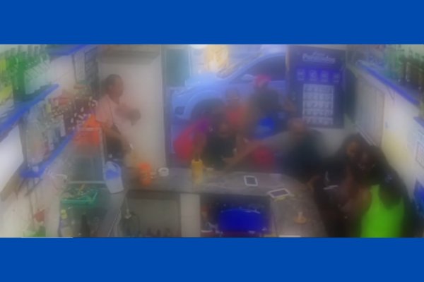 [Vídeo: câmera de segurança registra fuga de moradores durante tiroteio em bairro de Salvador]