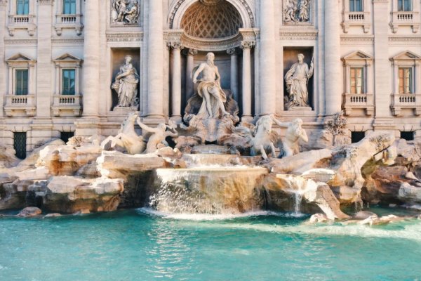 [Roma vai cobrar taxa de dois euros para acesso de turistas à Fontana di Trevi]