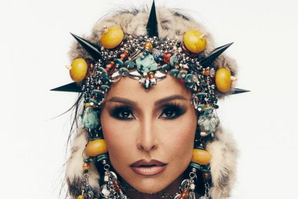 [Sabrina Sato chama atenção pelo look cheio de penduricalhos e corpo torneado no último ensaio da Gaviões da Fiel! ]