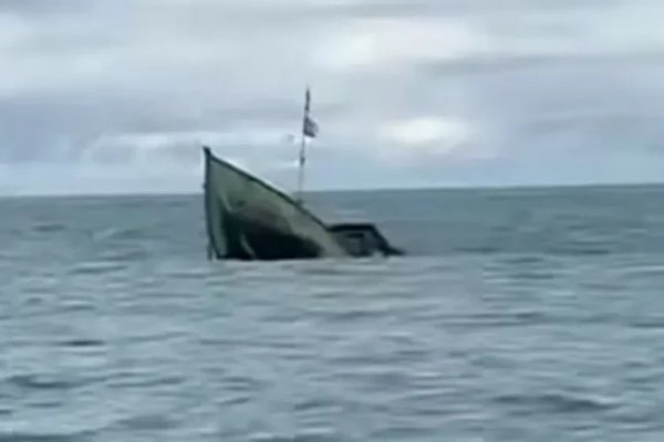 [Pescadores são resgatados após mais de 24 horas à deriva no litoral de Prado ]