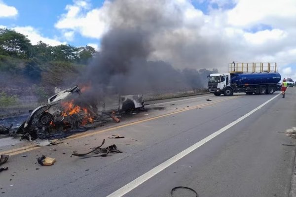 [Batida entre dois carros deixa ao menos 10 mortos na BR-101]