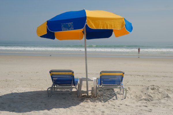 [Saiba se barracas e quiosques podem cobrar por cadeira e guarda-sol na praia]