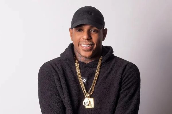 [Vídeo: Cantor 'Oh Polêmico' expõe caso de racismo nas redes: 'disse que odiava homem preto']