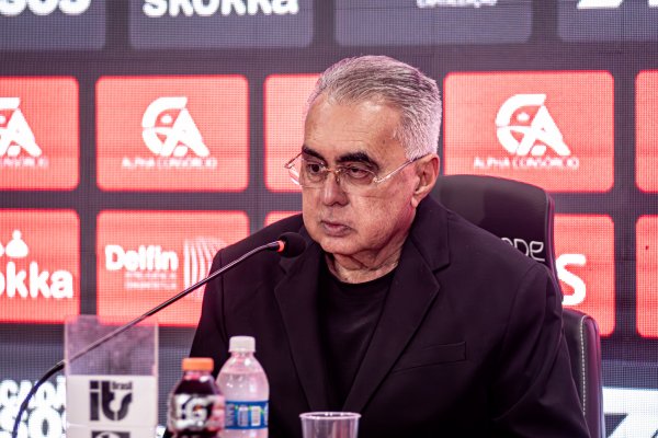 [Apresentado, novo diretor de futebol espera ano 'tranquilo' do Vitória e promete reforços ]