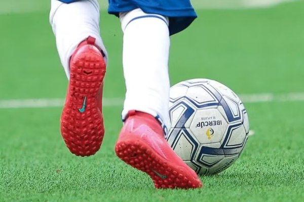 [Professor de escola de futebol é preso suspeito de aliciar sexualmente adolescentes sob promessa de carreira profissional]