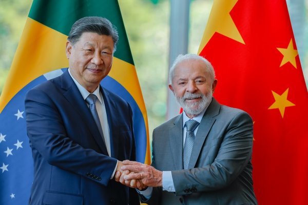 [Em ligação com Lula, presidente chinês diz que Brasil e China devem proteger o Sul Global e fortalecer papel da ONU ]