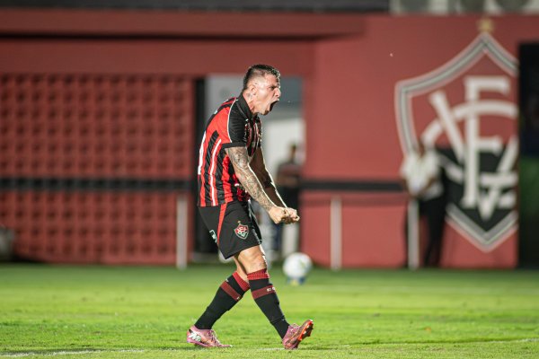 [Vitória bate o Remo e volta a vencer na abertura do Brasileirão]