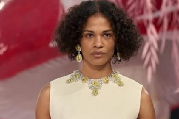 [Modelo nordestina desfila para Chanel em Paris!  ]