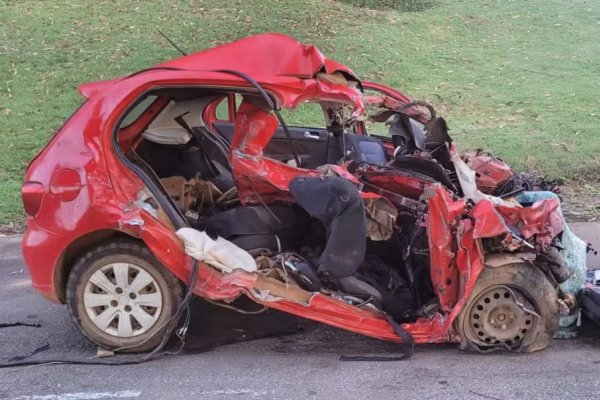 [Colisão entre carro e carreta deixa cinco mortos em rodovia de Goiás ]