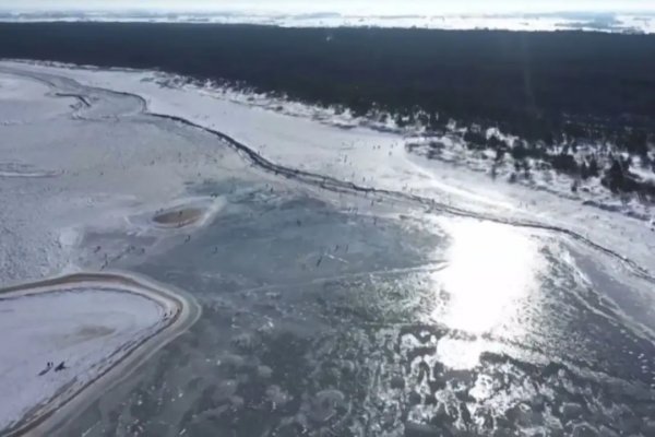 [Vídeo: poloneses patinam e caminham sobre mar congelado em meio à onda de frio]